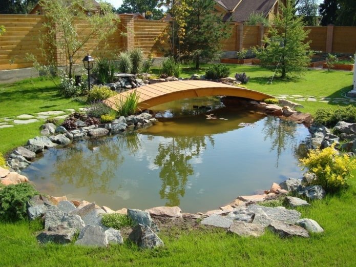 lago e ponte artificiais