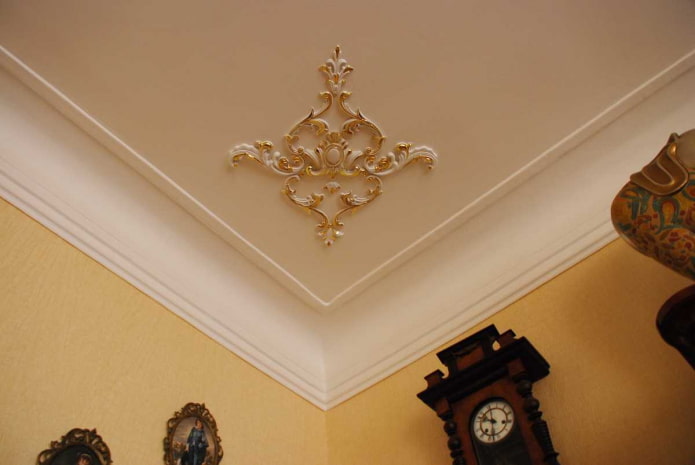 decoração de estuque no canto do teto