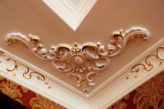 decoração de estuque no canto do teto