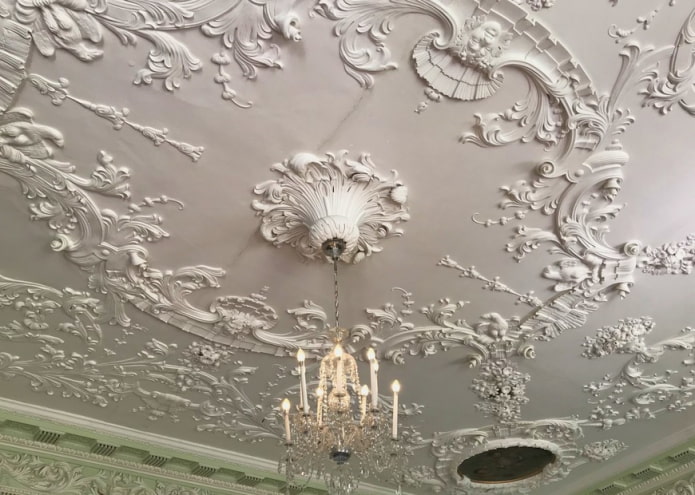 decoração de estuque em toda a superfície do teto