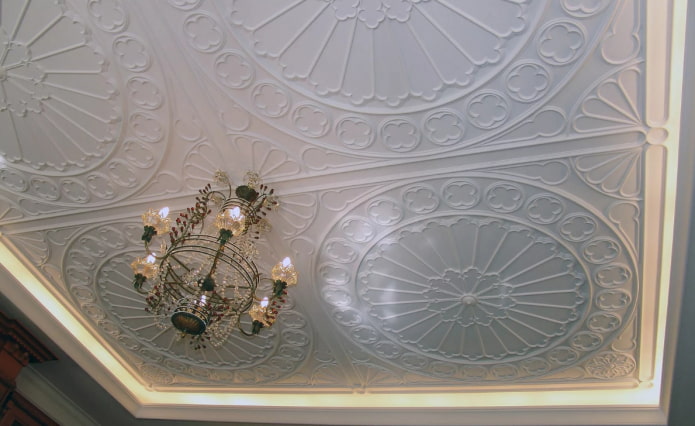 ornamento de gesso no teto