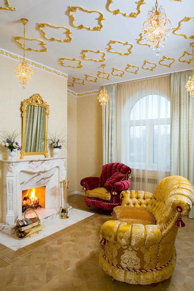 decoração de estuque dourado no teto