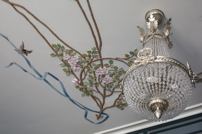 decoração de estuque em forma de flores no teto