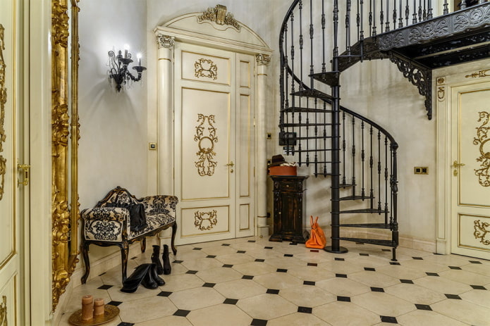 escada em espiral no interior de uma casa particular