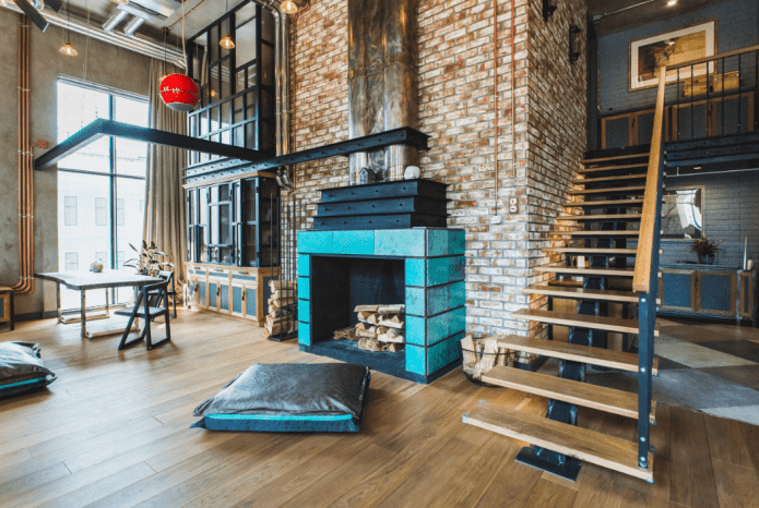 escada no interior da casa em estilo loft