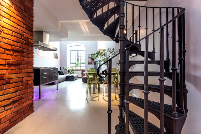 escada no interior da casa em estilo loft