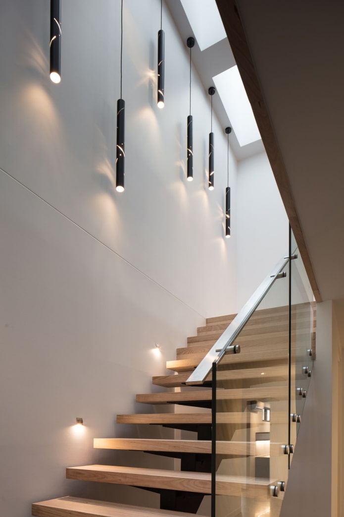 iluminação da escada no interior de uma casa particular