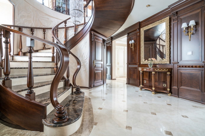 escada no interior de uma casa em estilo clássico