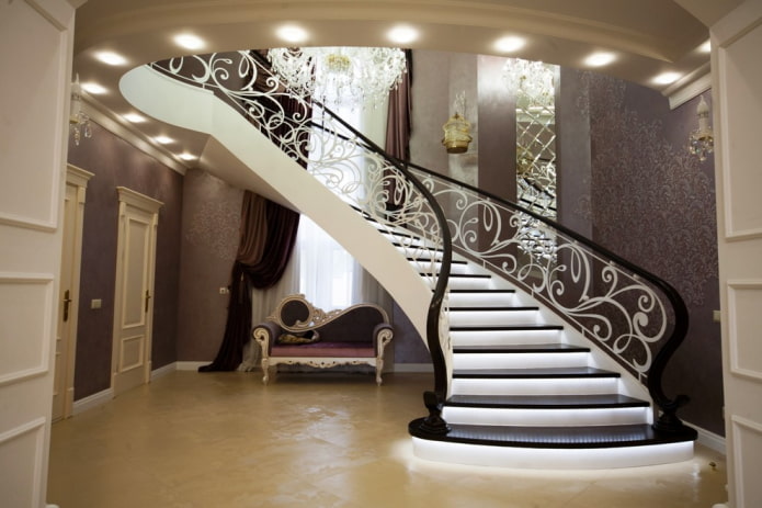 escada no interior de uma casa em estilo clássico