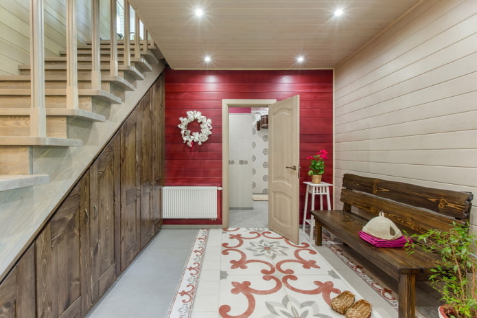 escada no interior de uma casa em estilo campestre