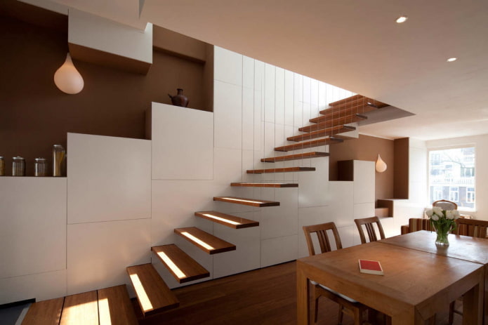 escada no interior de uma casa no estilo hi-tech