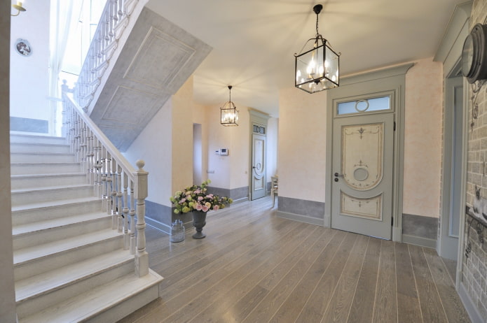 escada no interior de uma casa no estilo provençal