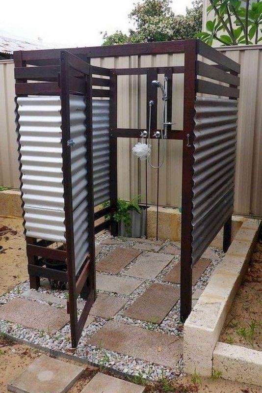 chuveiro de verão feito de metal