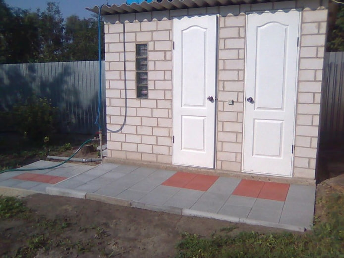 chuveiro e vaso sanitário de tijolos na dacha
