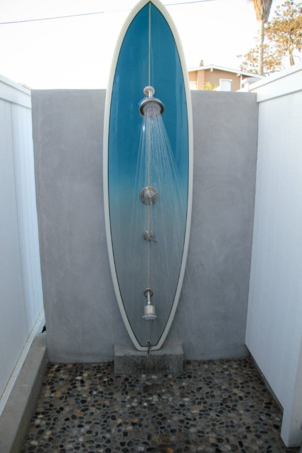 suporte de chuveiro feito de prancha de surfe