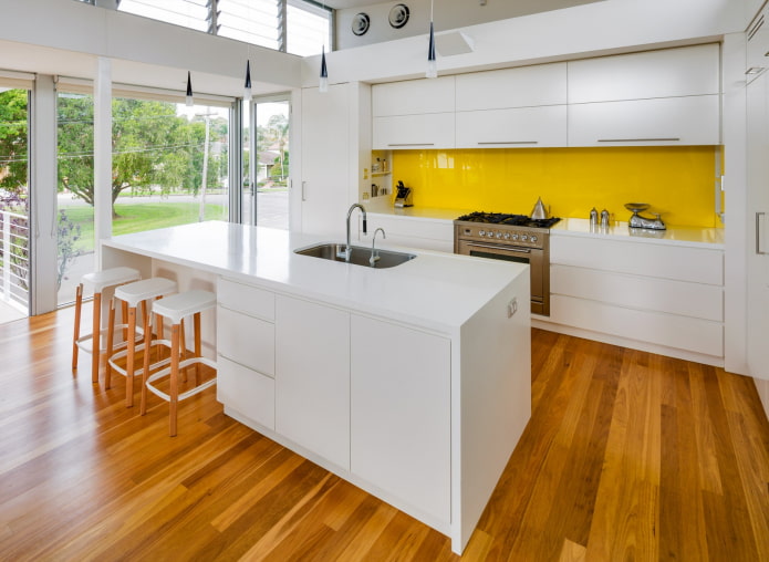 linóleo sob o laminado no interior da cozinha