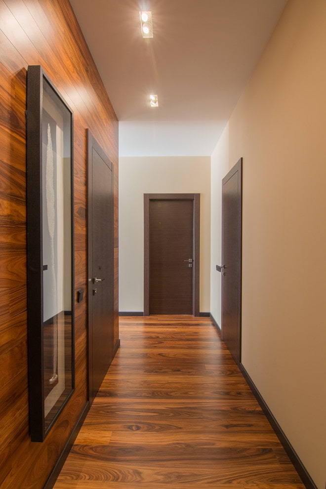 linóleo com imitação de laminado no corredor