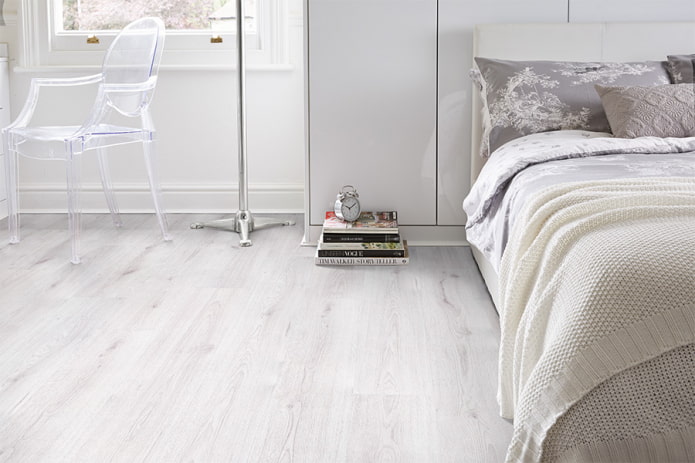 linóleo branco com laminado de imitação no interior