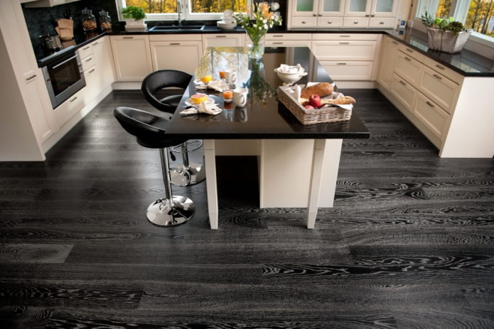 linóleo preto com laminado de imitação no interior