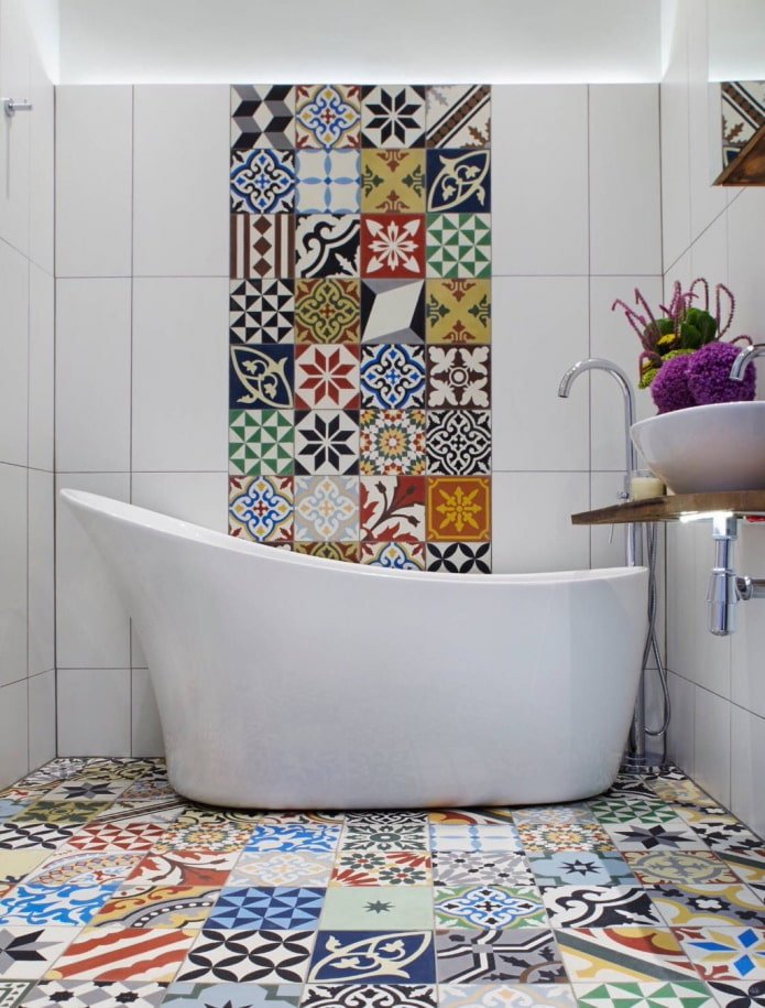 Banheiro com linóleo multicolorido