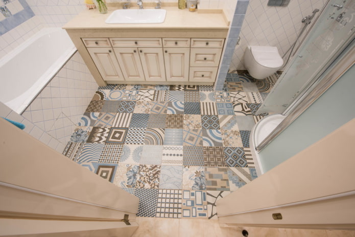 linóleo sob azulejos de patchwork no banheiro