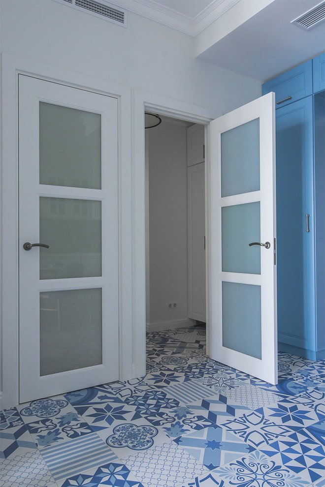 linóleo branco e azul no corredor