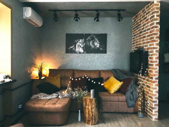 sala de estar em um edifício Khrushchev no estilo loft