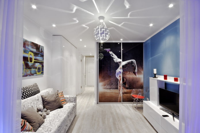 teto falso com lustre no quarto do bebê