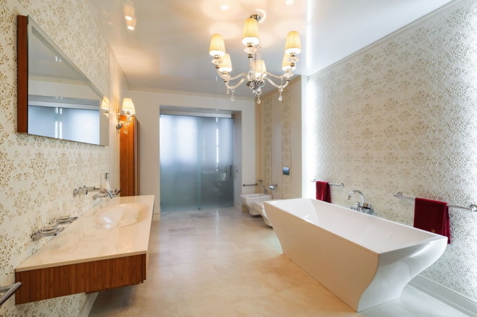 teto tenso com lustre no banheiro