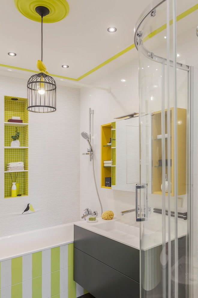 teto tenso com lustre no banheiro