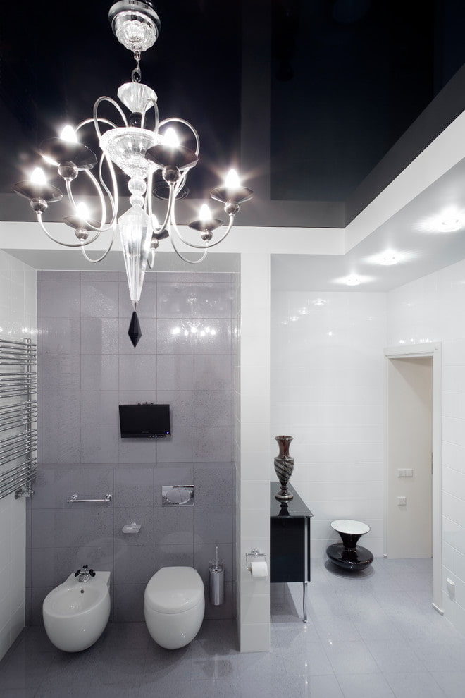 teto tenso com lustre no banheiro