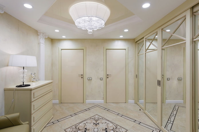 teto falso com um lustre no corredor