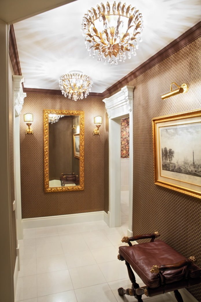 teto falso com um lustre no corredor