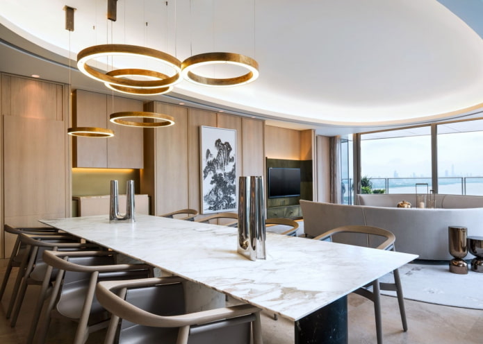 teto tenso com lustre em design de interiores