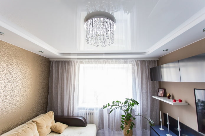 teto falso com lustre no interior