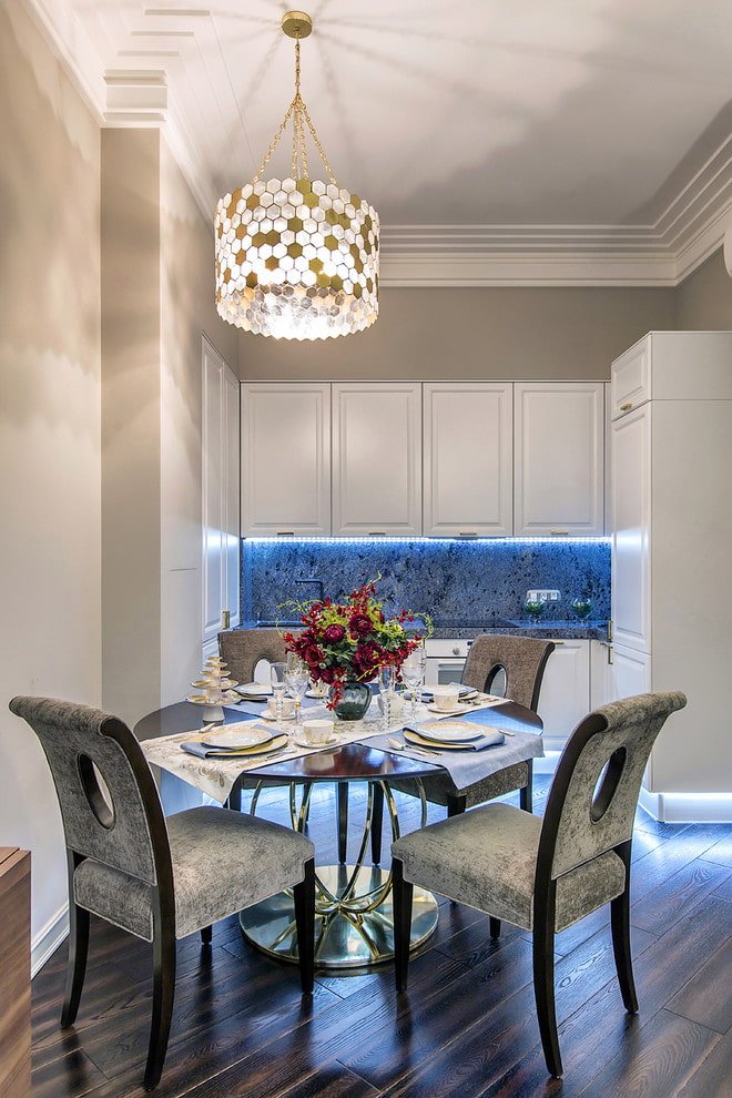 lustre sobre a mesa de jantar na cozinha