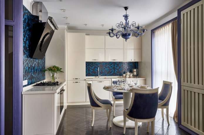 lustre sobre a mesa de jantar na cozinha