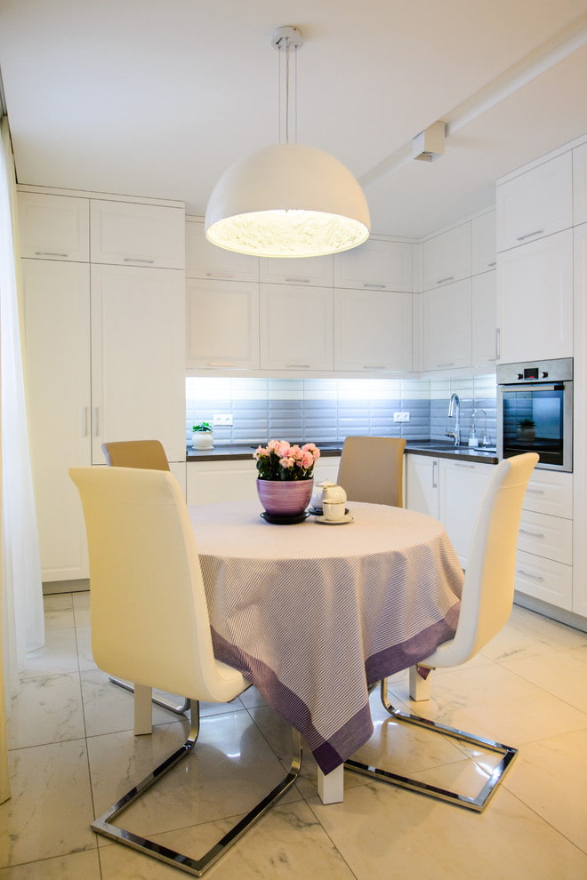 lustre no teto no interior da cozinha