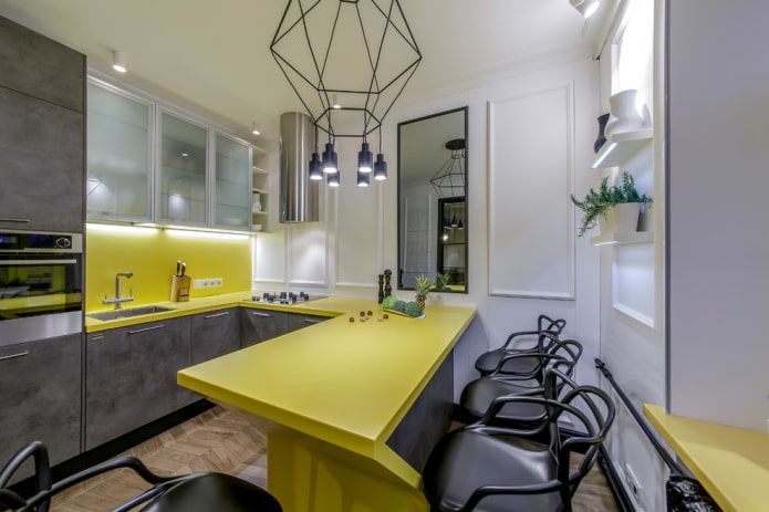 Lustre no interior da cozinha em estilo moderno