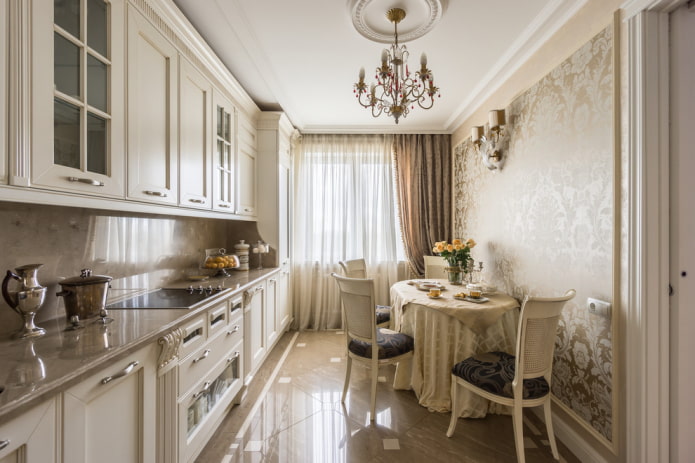 lustre no interior da cozinha em estilo clássico