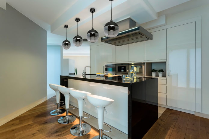 Lustre no interior da cozinha em estilo moderno