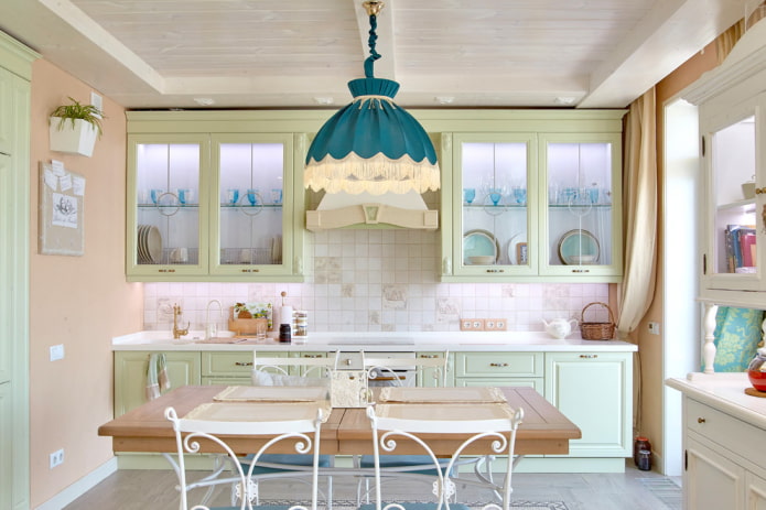 lustre no interior da cozinha em estilo provençal