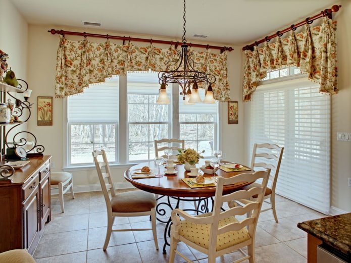 lustre sobre a mesa de jantar na cozinha