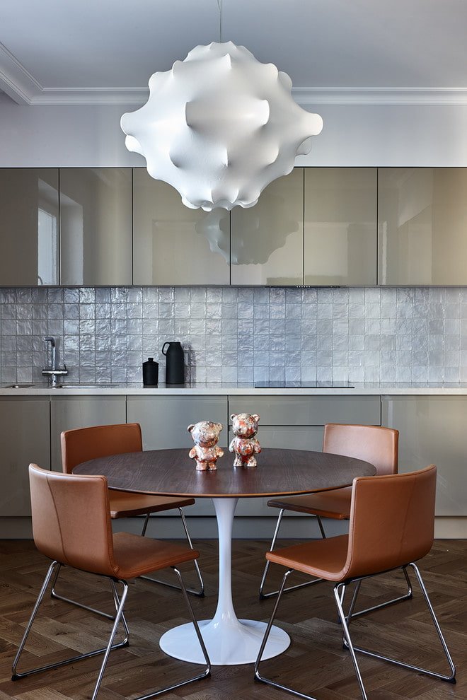lustre no interior da cozinha em estilo moderno