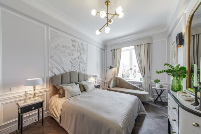 lustre acima da cama no interior do quarto