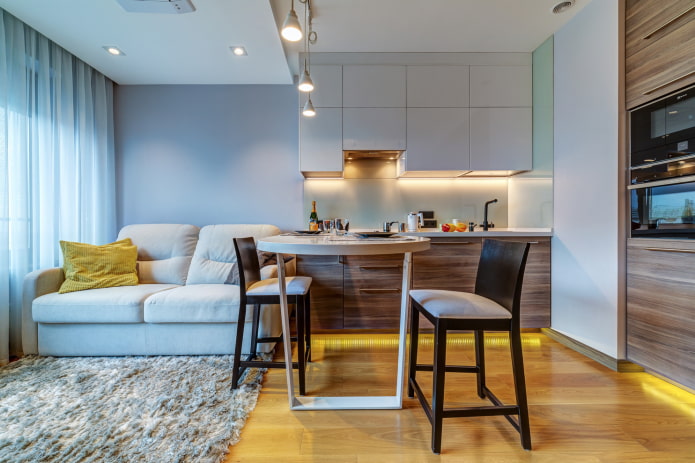 um conjunto de cozinha no interior de uma pequena cozinha-sala de estar