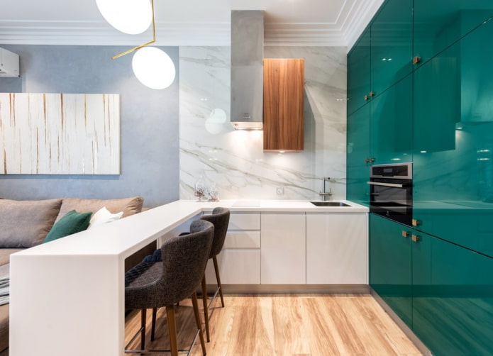 eletrodomésticos no interior de uma pequena cozinha-sala de estar