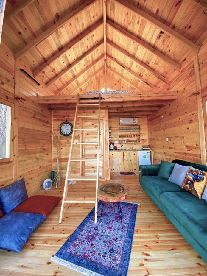 Sala de estar e escadas