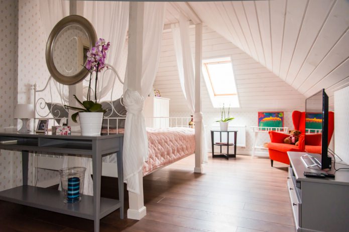 Quarto infantil no sótão para menina