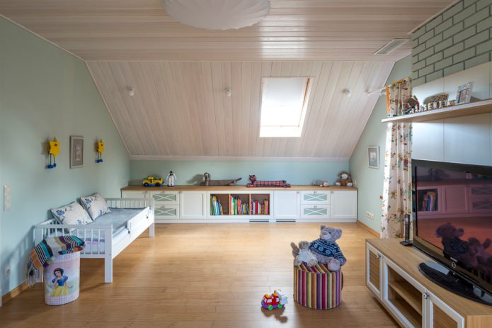 Quarto infantil no sótão